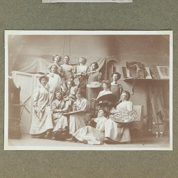 FOTOGRAFIALBUM, från Caleb Althins konstskola i Stockholm, 1910-20-tal. 34 inklistrade fotografier i varierande storlek.