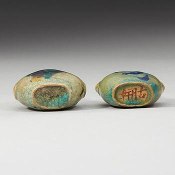 SNUSFLASKOR, två stycken, keramik. Sen Qingdynasti, 1800-tal.