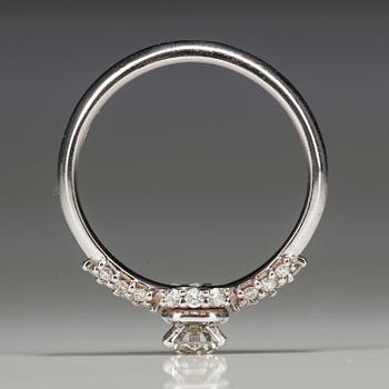 RING, vitguld 18K med diamanter. Mittstenen 0,52 ct L/SI1. 26 små diamanter tot 0,35 ct H/SI1. Intyg.