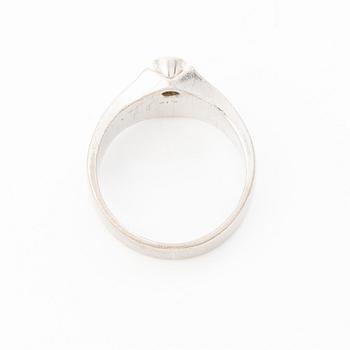 Ring by Juhani Linnovaara, 18K white gold with brilliant-cut diamond. Lapponia 1973.