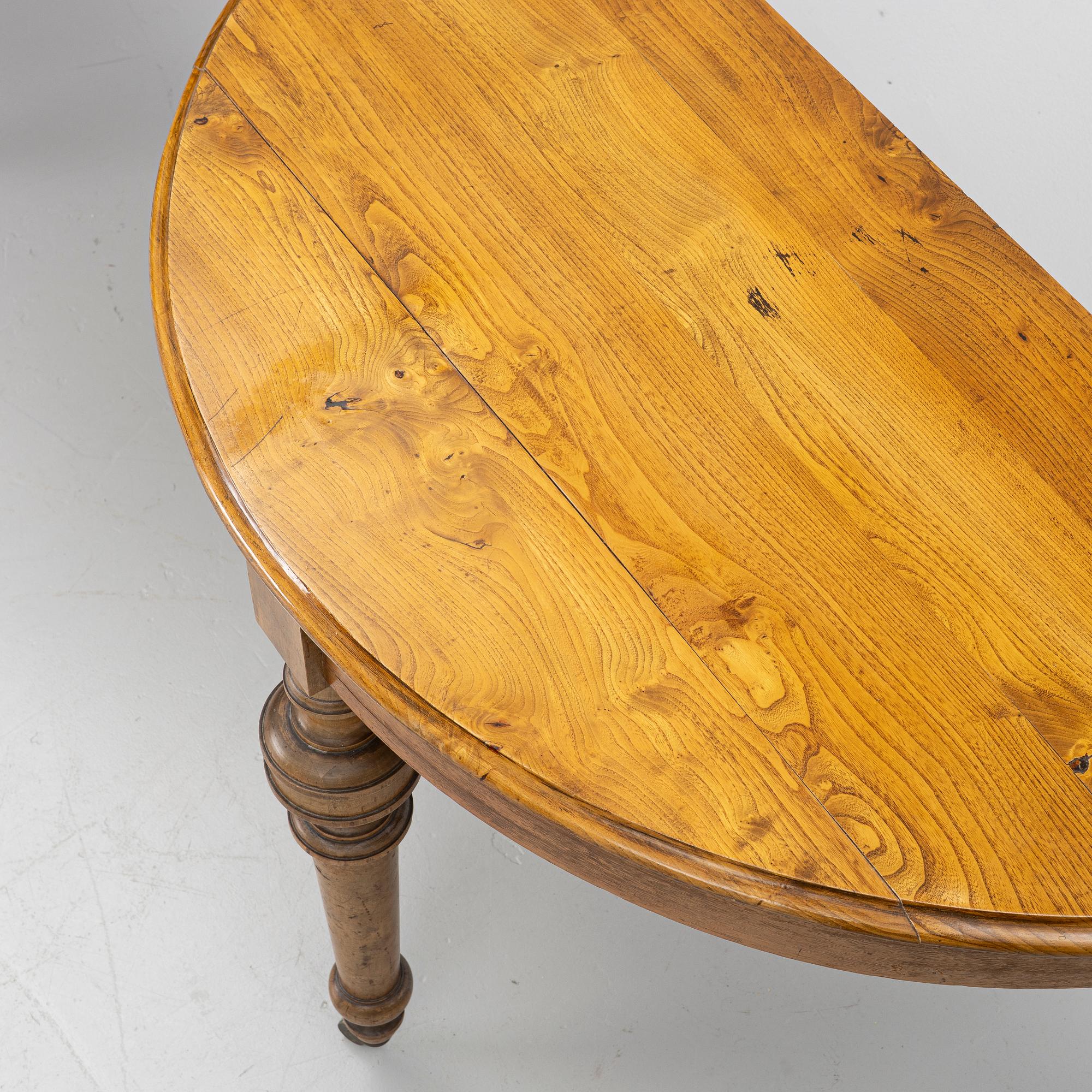 Dining table, late 19th century.
