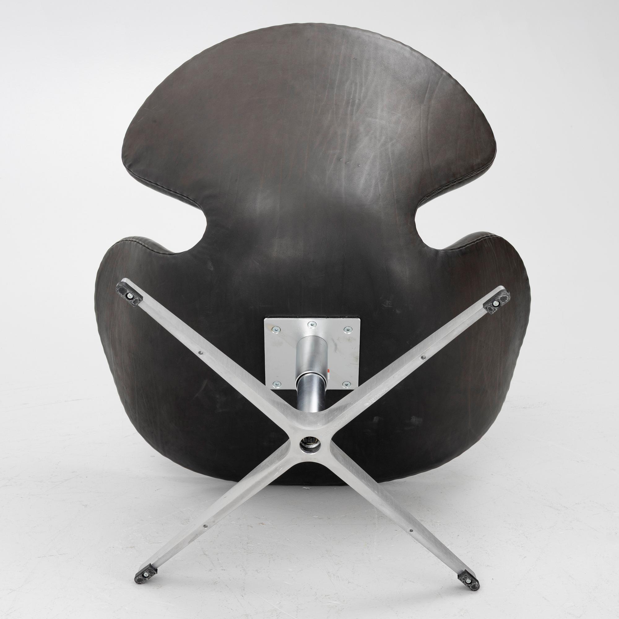 Arne Jacobsen, fåtölj, "Svanen", Fritz Hansen, 2006.