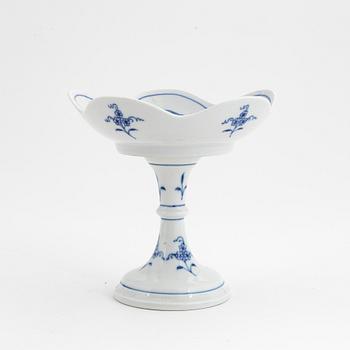 A 22-piece 'Blue Onion' porcelain coffee service, Meissen, first half of the 20th Century.
