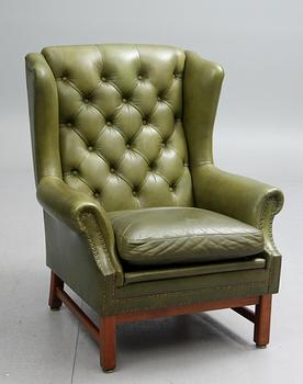 ÖRONLAPPSFÅTÖLJ, chesterfieldsmodell, 1900-tal.