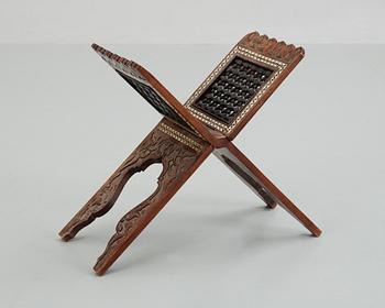 KORANSTÄLL, trä, orientaliskt. Trol 1800-tal.