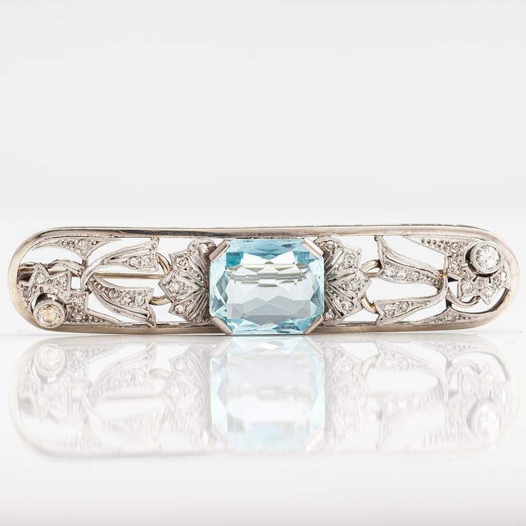 A 14K white gold brooch with diamonds ca 0.32 ct int total and an aquamarine. Moscow 20th century.