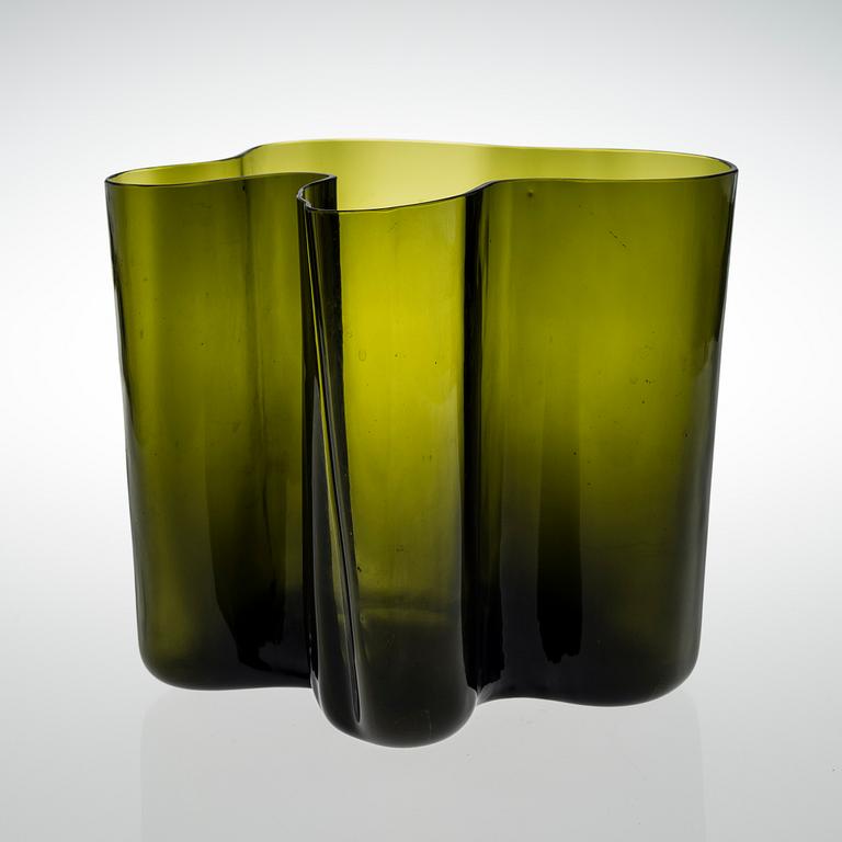 ALVAR AALTO, A VASE. Signed Alvar Aalto, Iittala -56.