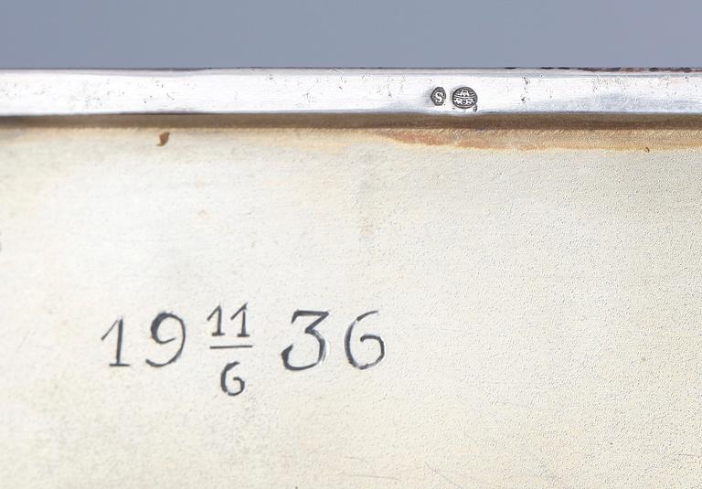 TOALETTSET, 3 delar, silver samt glas, bla Oscar Strömgren, Norrköping, 1859 resp 1900. Total silvervikt ca 239 gram.