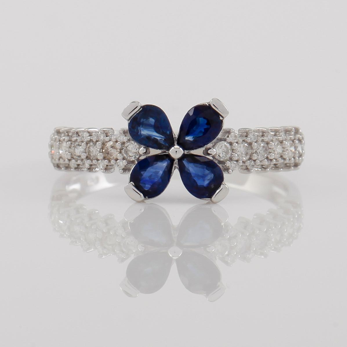 RING, 18K vitguld, diamanter tot ca 0.19 ct. och safirer tot 0.66 ct.