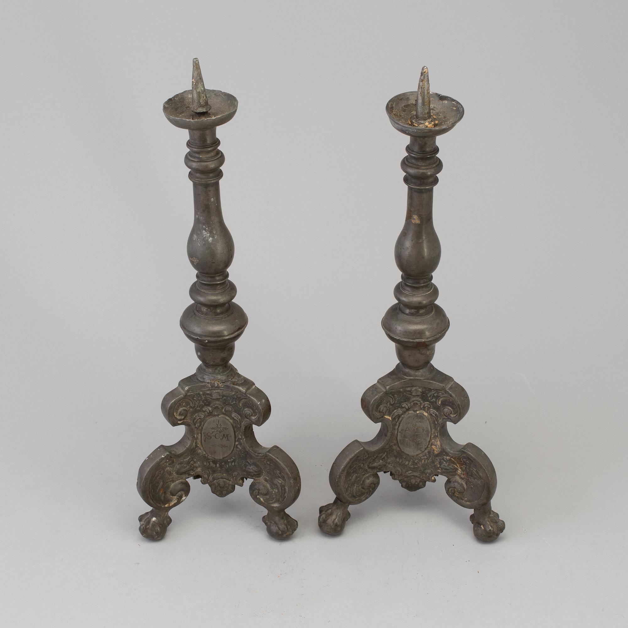 LJUSSTAKAR, ett par, tenn, daterade 1684.