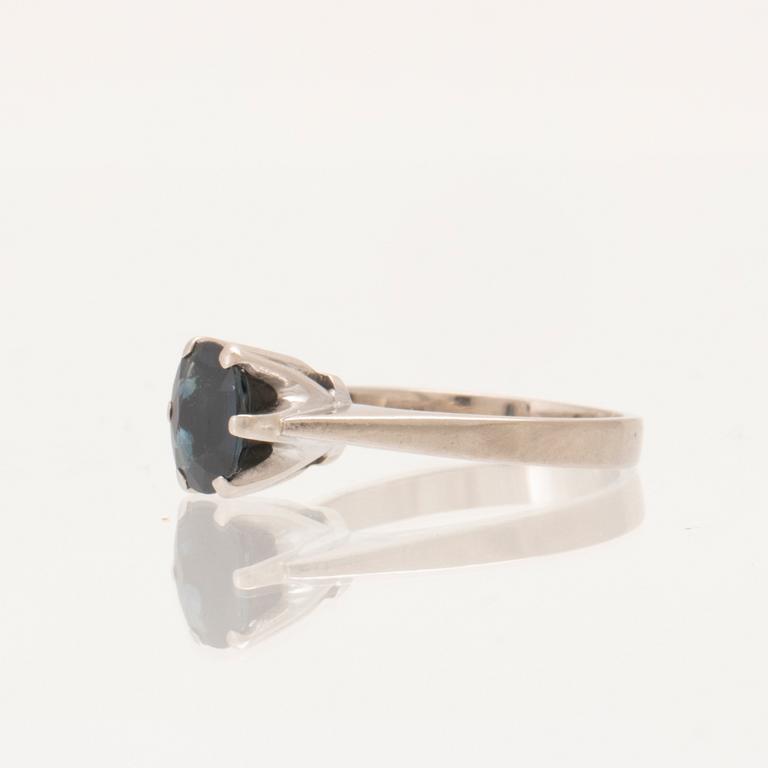 Ring 18K vitguld med oval fasetterad safir, Atelier Ajour Stockholm 1985.