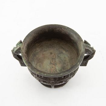 Rökelsekar, brons. Qingdynastin, 1700-/1800-tal.