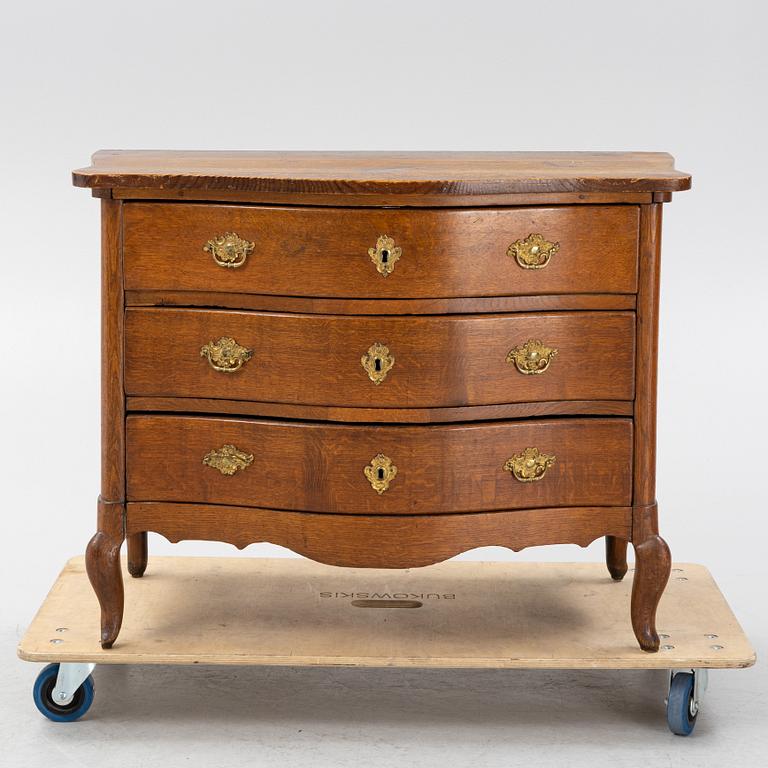 A late Baroque oak chest of drawers, 18th century.