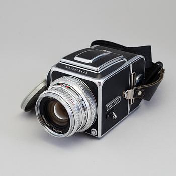 Hasselblad 500/C Camera no TI54816 with from 1964 with five lenses inluding a chrome S-Planar 1:5:6 f=120.