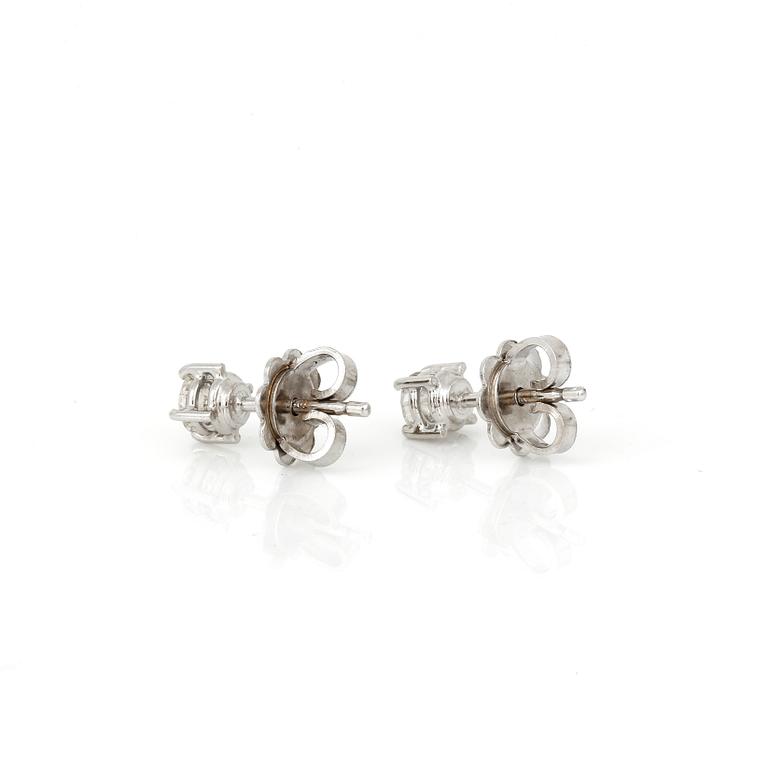 ÖRHÄNGEN, ett par, 18K vitguld med briljantslipade diamanter  tot ca 0,41 ct. Totalvikt ca 2,0 g.