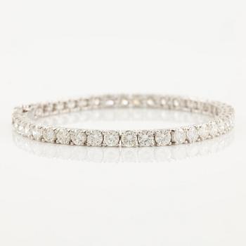 An 18K white gold tennis bracelet set with round brilliant-cut diamonds.