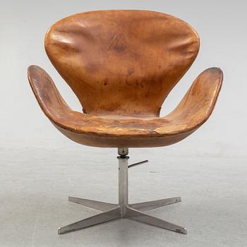 ARNE JACOBSEN, a "Svanen" easy chair, Fritz Hansen, Denmark.