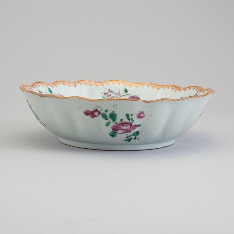 A famille rose export porcelain bowl, Qing dynasty, Qianlong (1736-95).