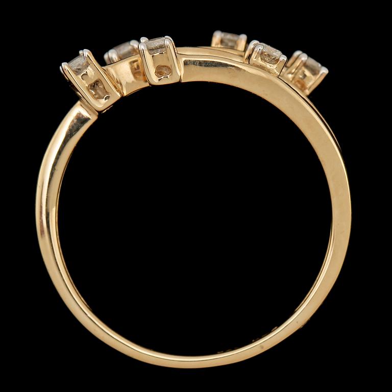 RING, 9k guld med 6 små briljantslipade diamanter, 2000-tal. Vikt 2 g.