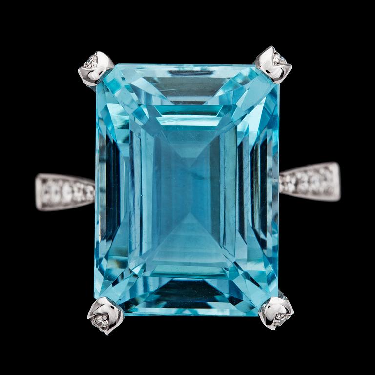RING, trappslipad akvamarin, 16.05 ct med briljantslipade diamanter, tot. ca 0.70 ct.