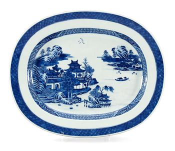 88. A blue and white large serving dish, Qing dynastin, Qianlong (1736-95).