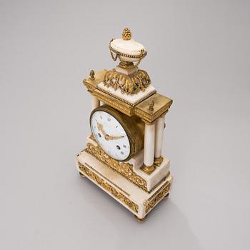 A FRENCH 18TH CENTURY TABLE CLOCK, signed Caron à Paris.