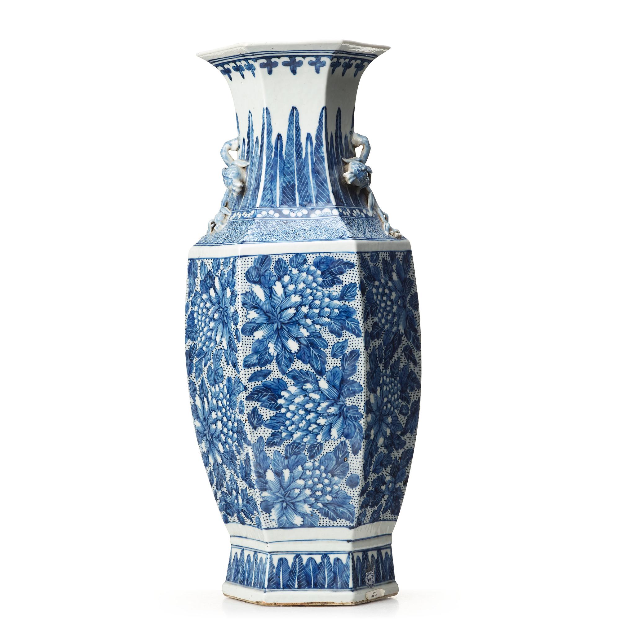 A blue and white vase, Qing dynasty, 19th Century.