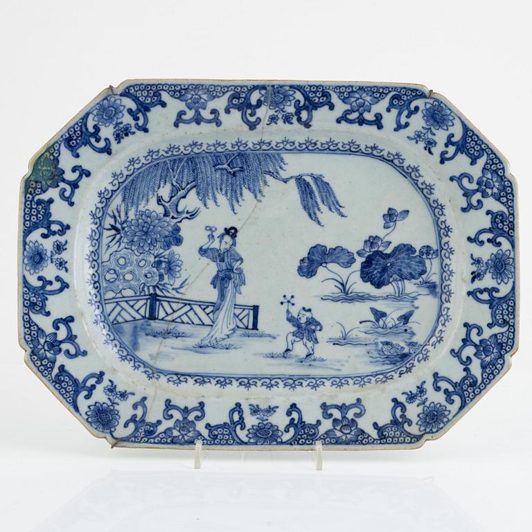 A set of three Chinese export porcelain chargers, Qing dynasty, Qianlong (1736-95).