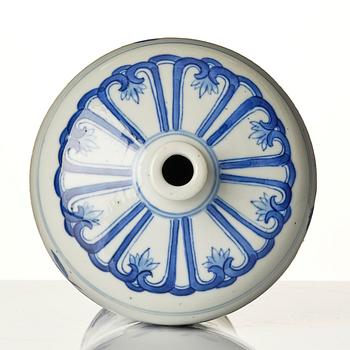 A blue and white Meiping vase, late Qing dynasty, 19th century.