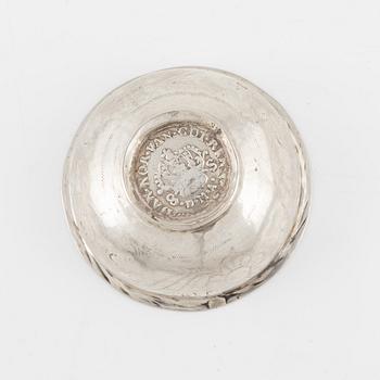 Tumlare med mynt, silver, 1700-tal, sannolikt Norge.