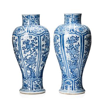 1108. A pair of blue and white vases, Qing dynasty, Kangxi (1662-1722).