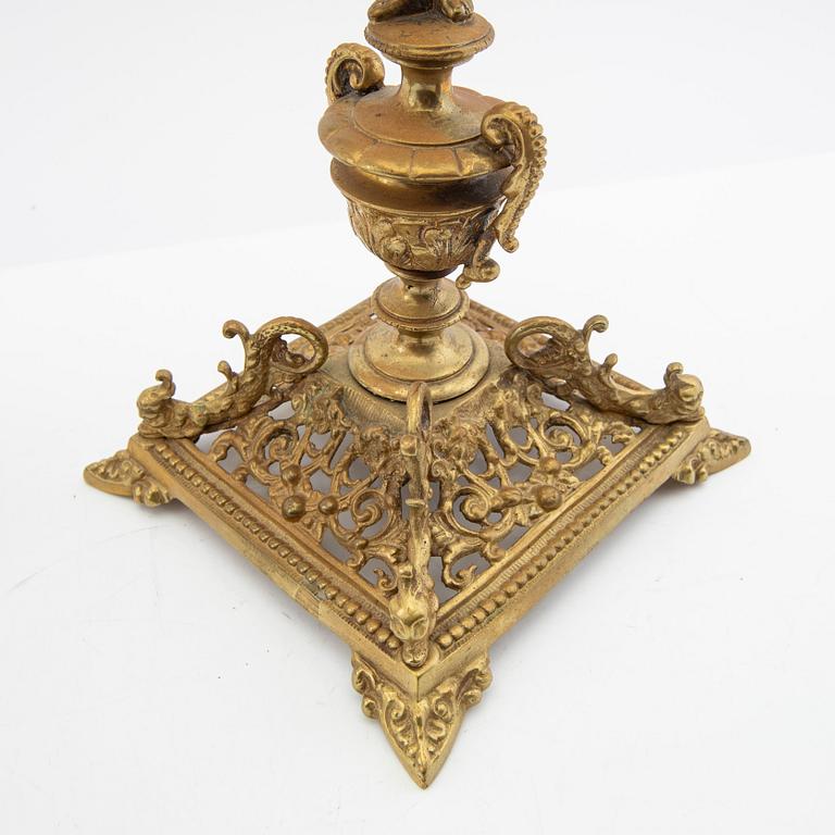 Kandelabrar, ett par, nyrokoko-stil, 1900-talets första hälft.