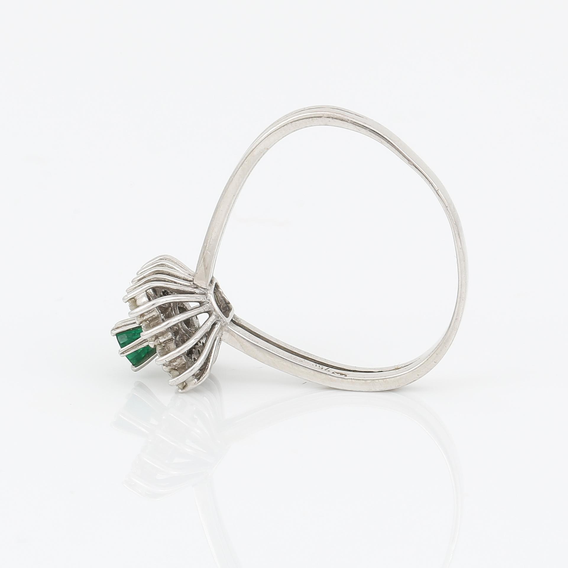 RING, vitguld 18K, diamanter, smaragd. 1900-talets andra hälft. Vikt ca 4 gram.