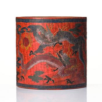 A lacquered brushpot with dragons, Qing dynasty (1644-1912).