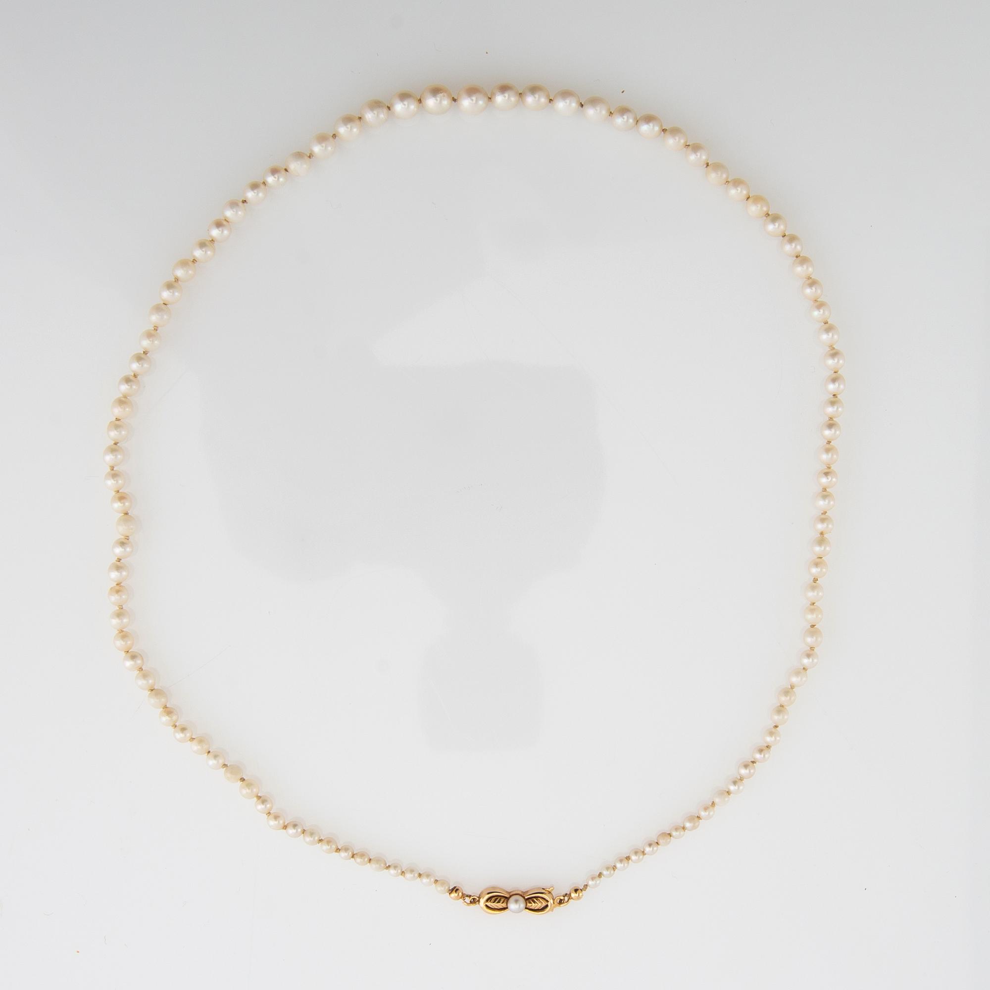 Pearl necklace, cultured pearls, clasp in 18k gold.
