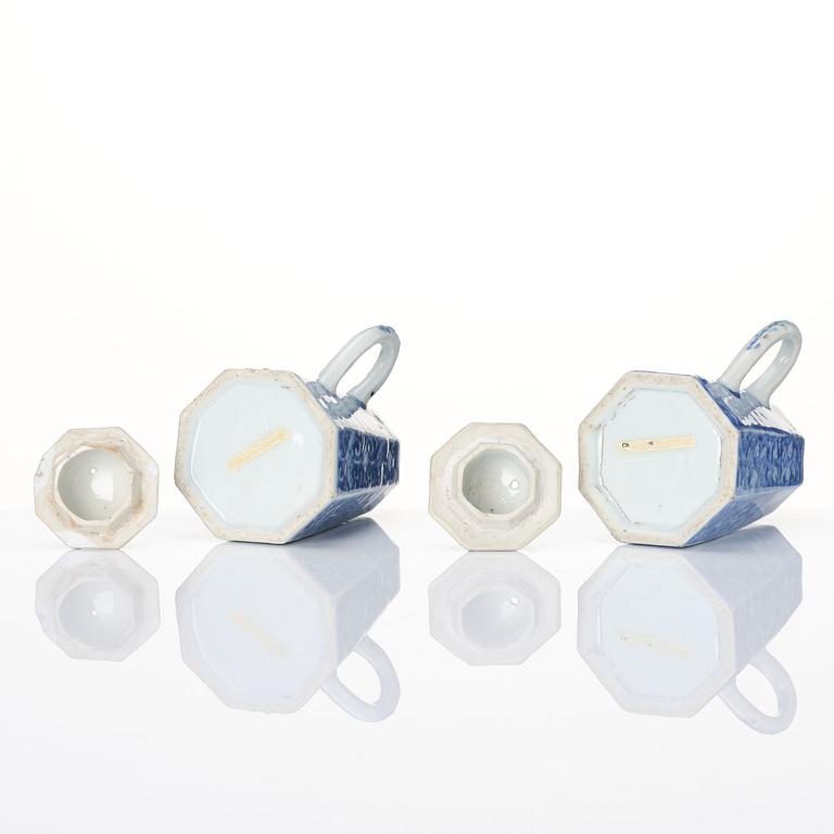 A pair of blue and white pots with covers, Qing dynasty, Kangxi (1662-1722).
