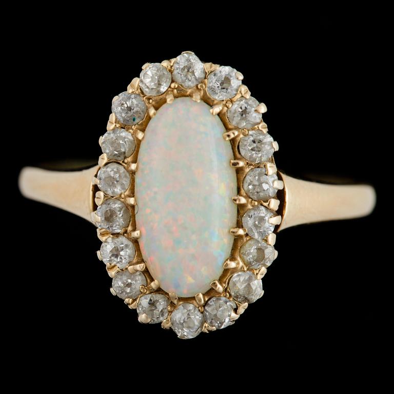 RING, 14k guld samt opal och krans av 18 briljantslipade diamanter, tot ca 0,36 ct. Vikt ca 3,7 gram.