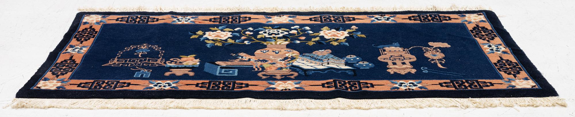 A Chinese rug,  156 x 80 cm.