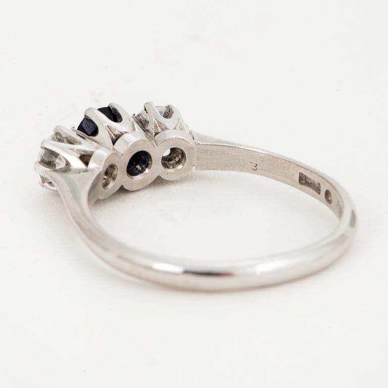 RING, platina, med gammalslipade diamanter och fasettslipad safir ca 0.55 ct.