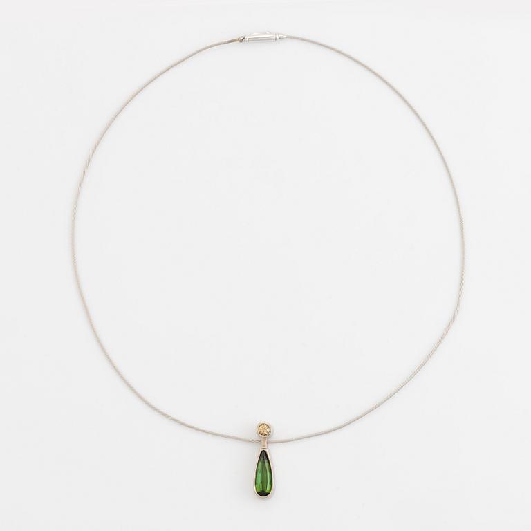 Wolfgang Gessl, halssmycke, 18K vitgul med grön turmalin, och brun briljantslipad diamant.