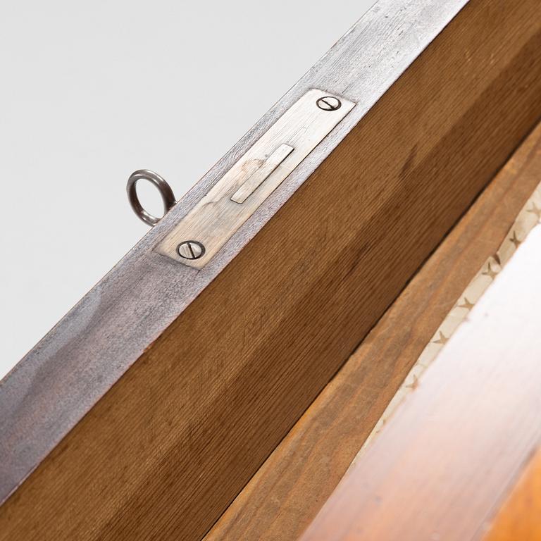 A mahogany veneered chest of drawers, 19th Century.