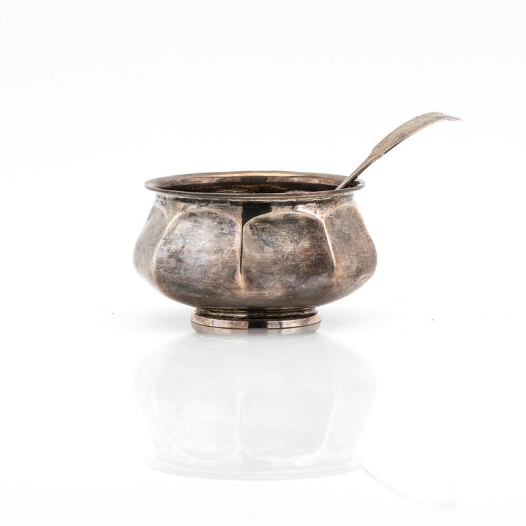 Goldsmiths & Silversmiths Co Ltd, sockerskål silver, London 1911, samt William Robert Smily ströare, silver, London 1868.