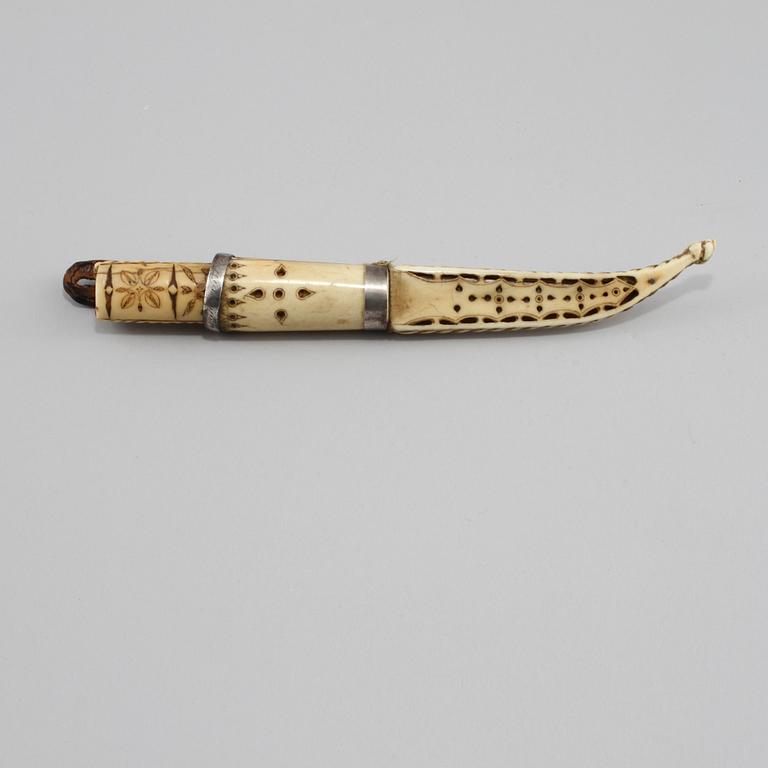 SAMEKNIV, ben, signerad W Dahlkvist, 1900-talets första kvartal.