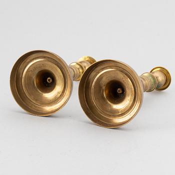 LJUSTAKAR, ett par, förgylld brons, Louis Seize, sent 1700-tal.