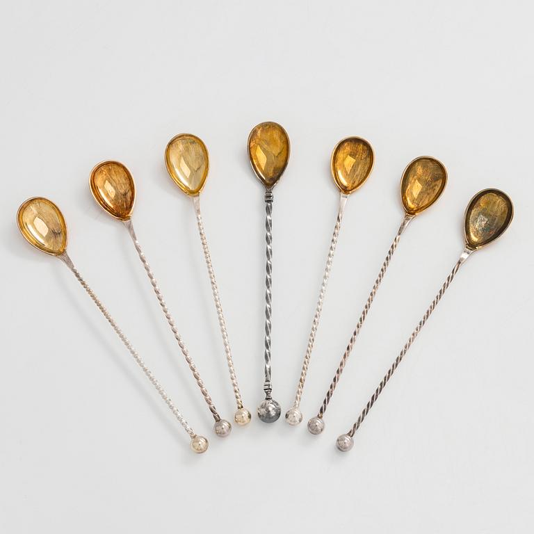 Lasinalusia, 18 kpl, cocktaillusikoita, 7 kpl, hopea, ja pullonalusia 3 kpl, alpakka, suomalaiset valmistajat, 1930-luku.