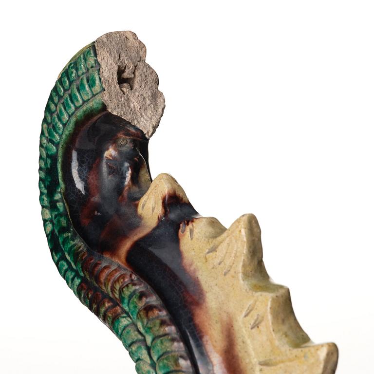 Taktegel/dekorelement, lergods. Qingdynastin (1644-1912).