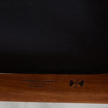 HANS J WEGNER, karmstolar, ett par "The Chair", Johannes Hansen, Danmark 1950-60-tal.