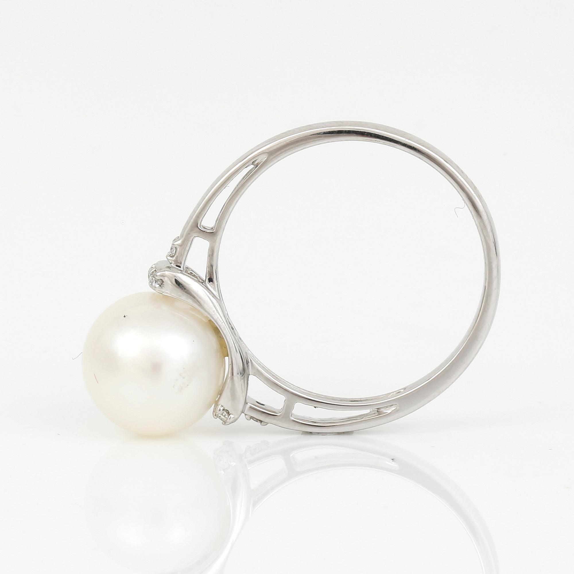 RING, 14K vitguld med odlad pärla och små diamanter tot ca 0,08 ct. Total vikt ca 3,58 g.