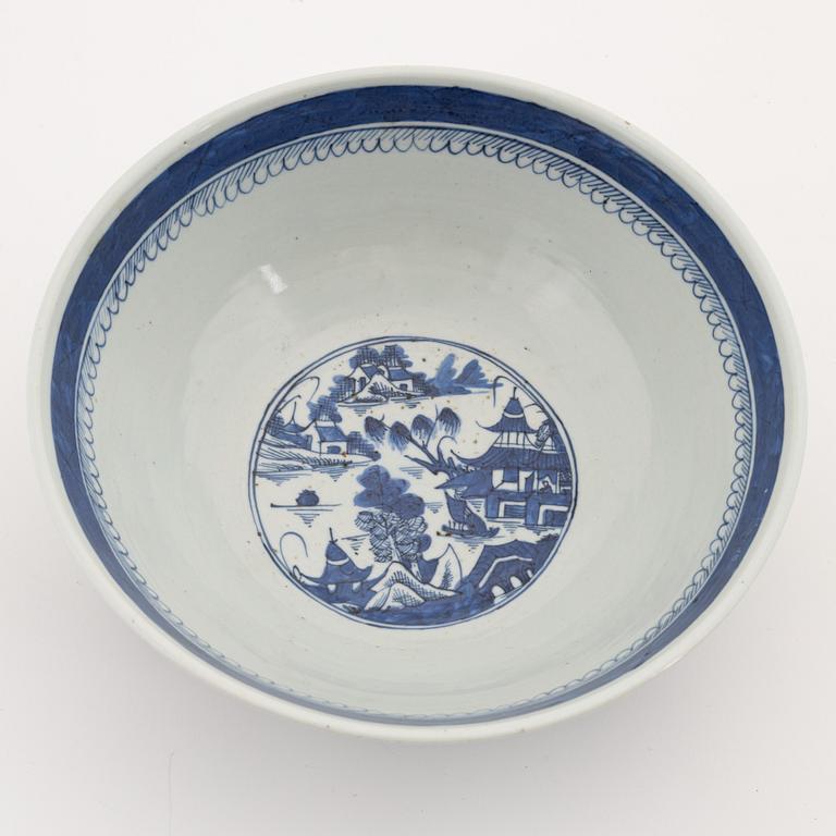 A blue and white bowl, Qing dynasty, circa 1900.