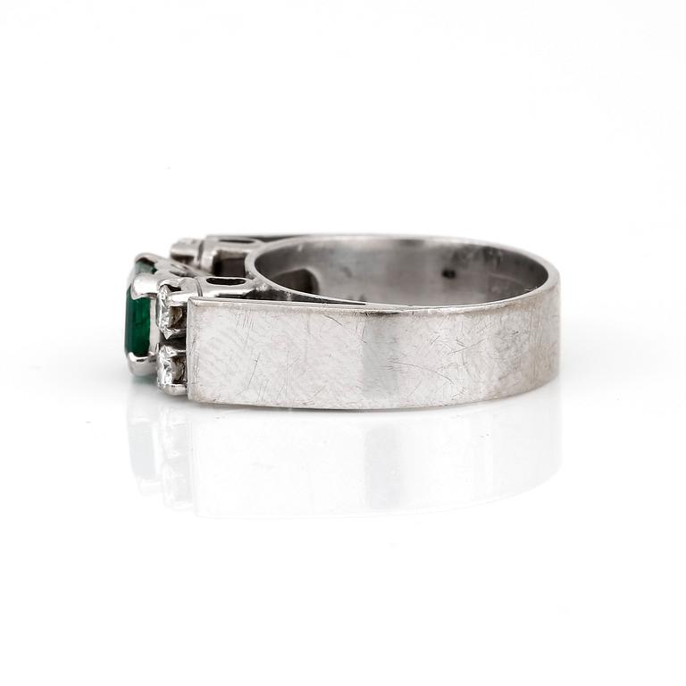 RING med smaragdslipad smaragd, ca 0,56 ct och briljantslipade diamanter, totalt ca 0,20 ct.